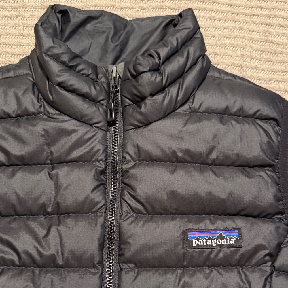 Patagonia Women's Dark Quilted Puff Vest- SIZE SMALL! - Picture 2 of 6